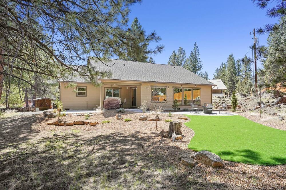 Deschutes River Woods Cottage | Fantastic Glamping Getaway to Oregon: Luxury Cottage with a Hot Tub in Bend near the Deschutes National Forest