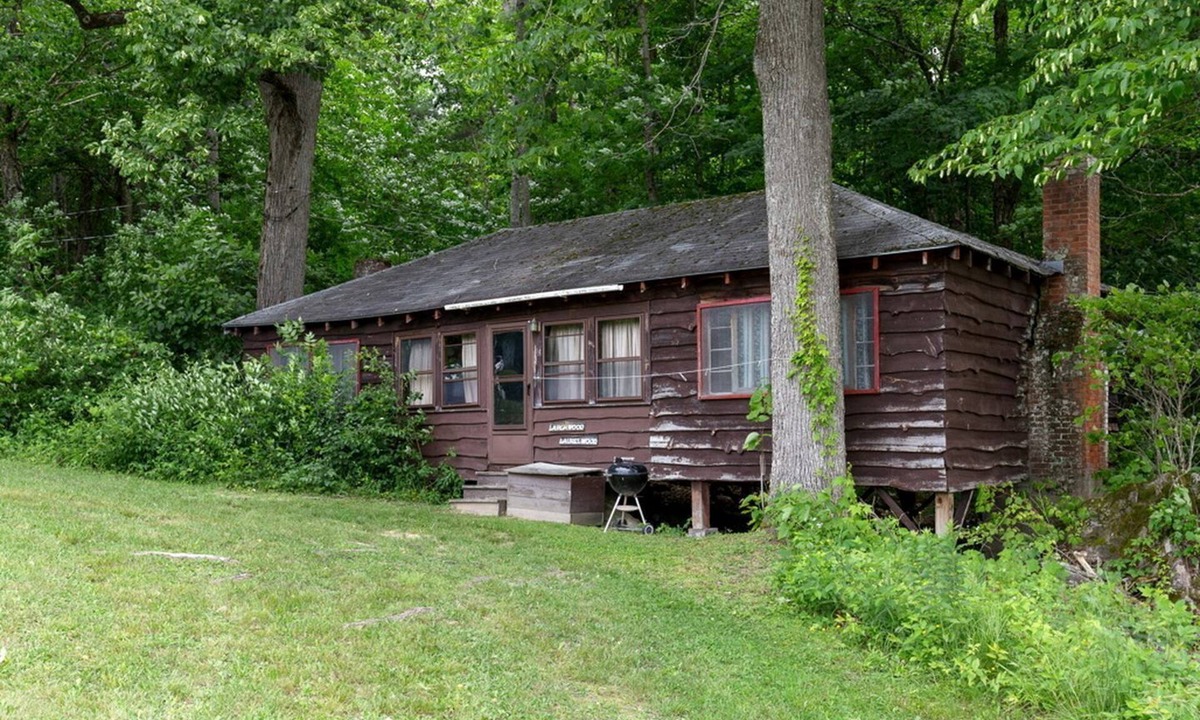Lyme Cabin | Fantastic Log Cabin Rental with Fireplace near the Appalachian Trail