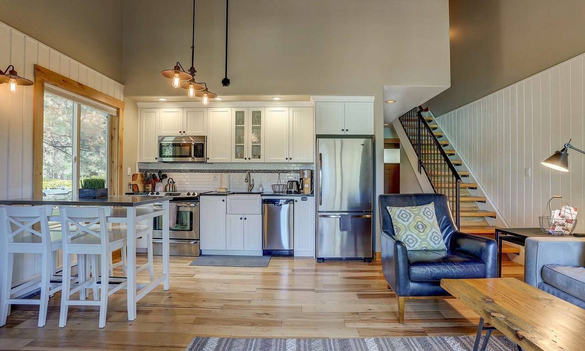 Century West Condo | Fantastic Mt. Bachelor Villiage Escape, 10 min to Downtown & Old Mill, Deck, River Trails, Fireplace