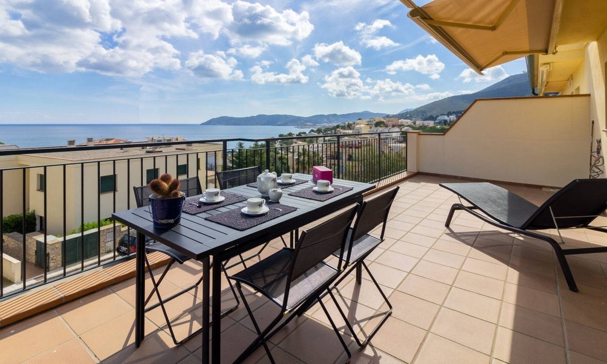 Llanca Apartment | Fantastic penthouse located in the area of La Coma in Llançà, 250 meters from the beach of Les Tonyines, with a magnificent terrace overlooking the sea.