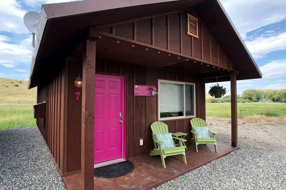 Emigrant Cabin | Fantastic Tiny Cabin for a Unique Escape in the Heart of Paradise Valley in Emigrant, Montana