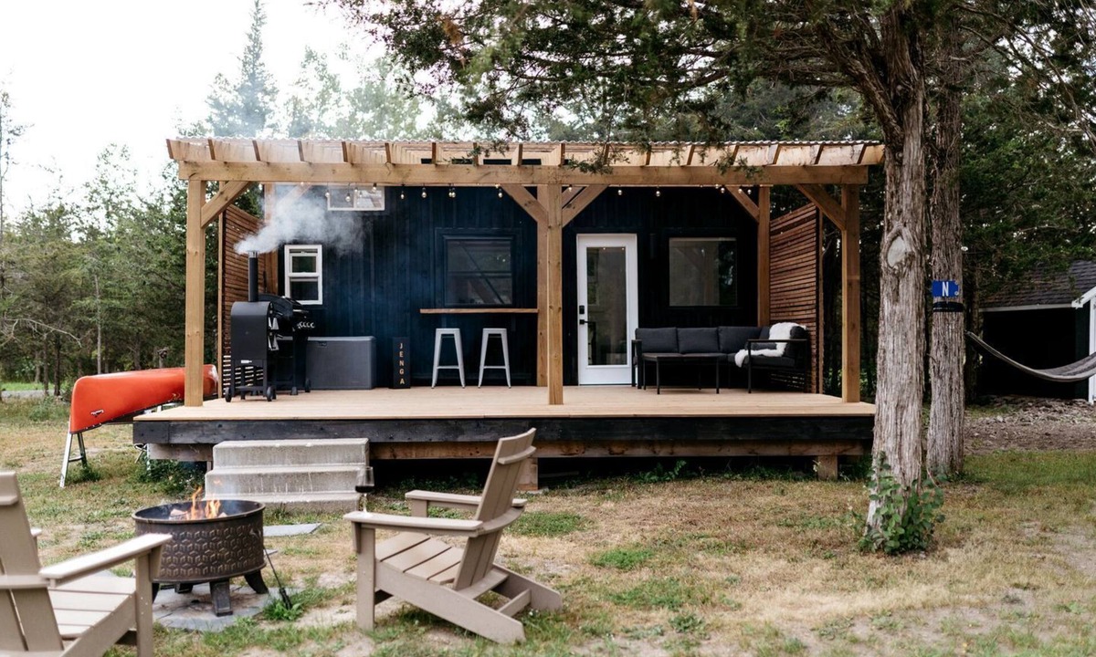 Tyendinaga Mohawk Territory Cabin | Fantastic Tiny House with Barbecue and Fire Pit in Deseronto, Ontairo