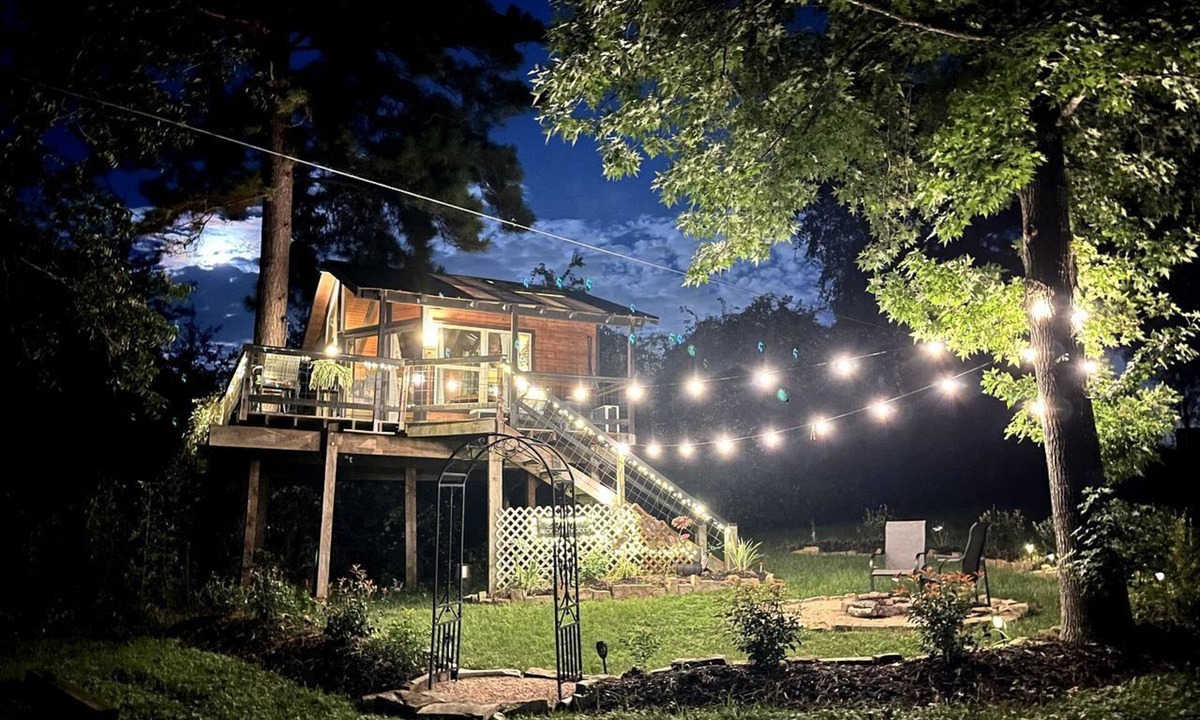 Willis Cabin | Fantastic Tree House Rental for Texas Romantic Getaways