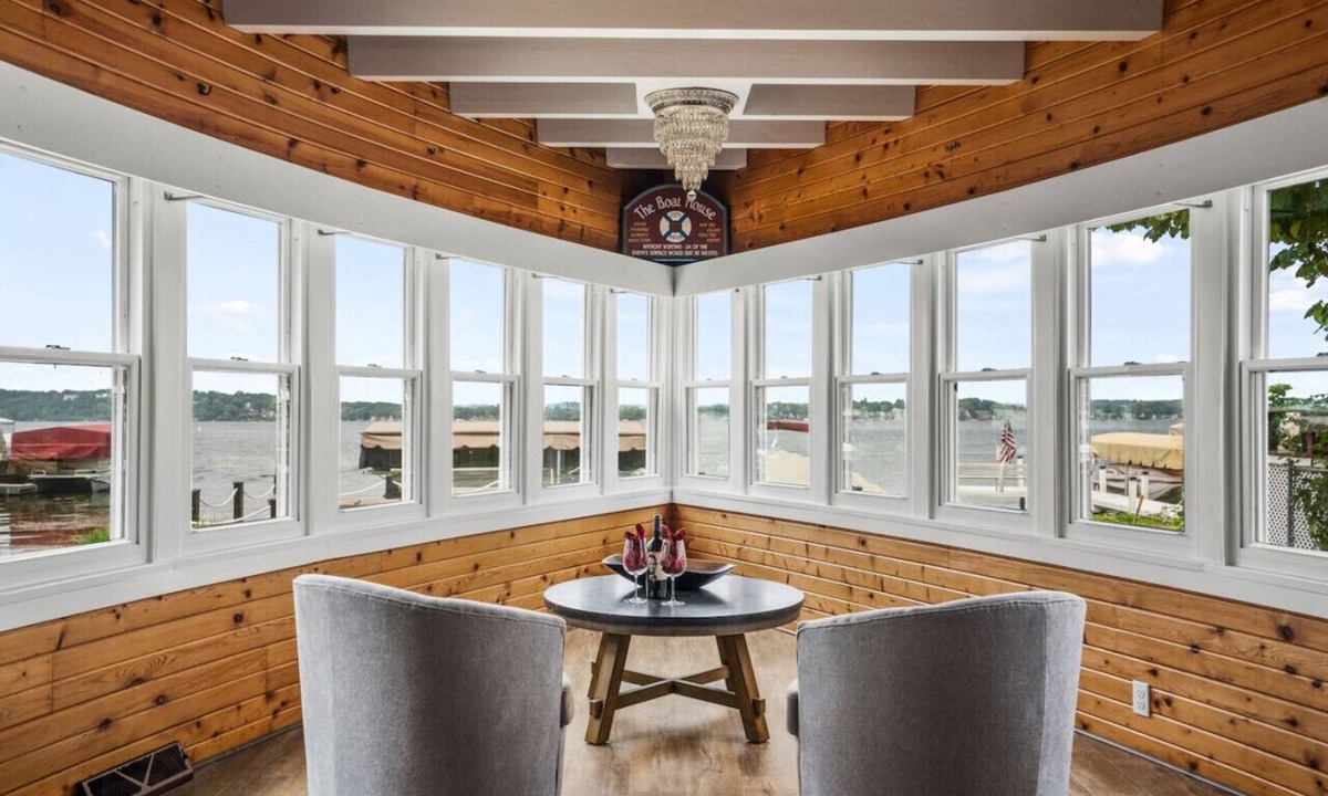 Pewaukee House | Fantastic Voyage on Pewaukee Lake| Location, Comfort, Experience
