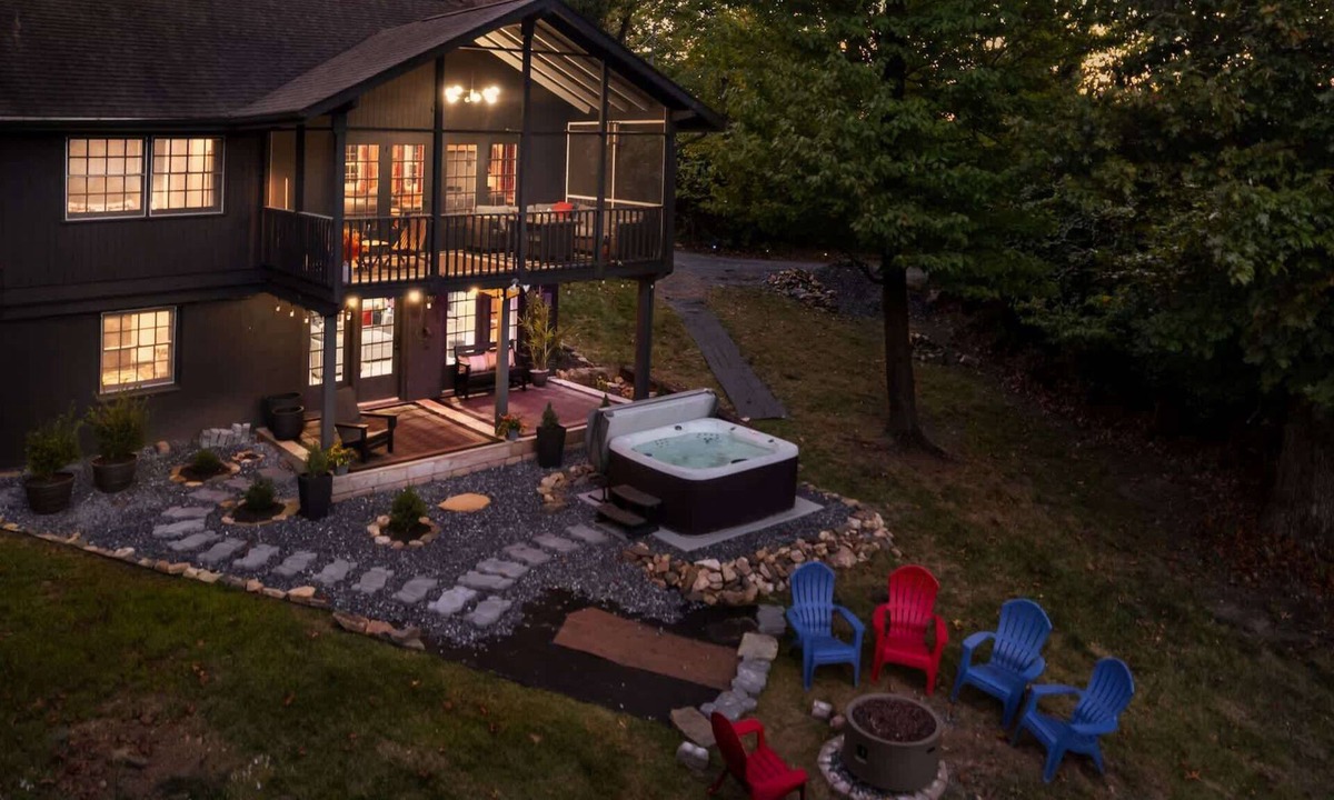 Front Royal Cabin | Far View Shenandoah | Hot Tub, Movie & Game Room, Valley Views | 3BR & Sleeps 6