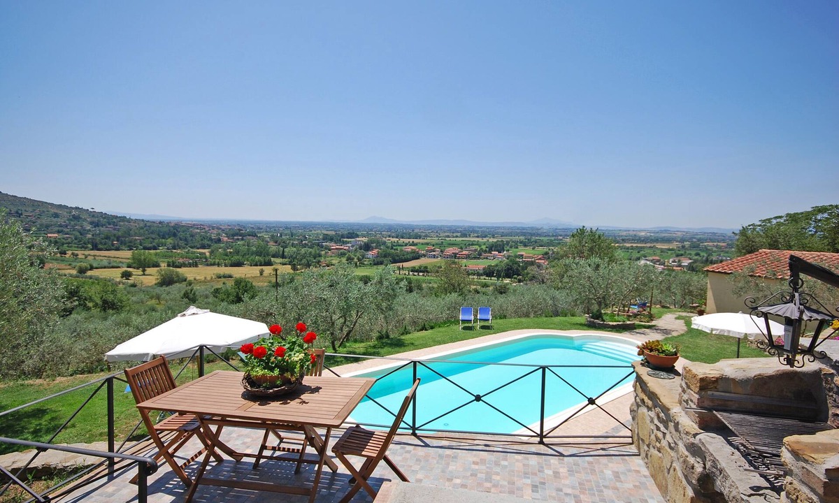 San Pietro a Cegliolo House | Farm on the hills of Cortona with a spectacular view of the Valdichiana Valley