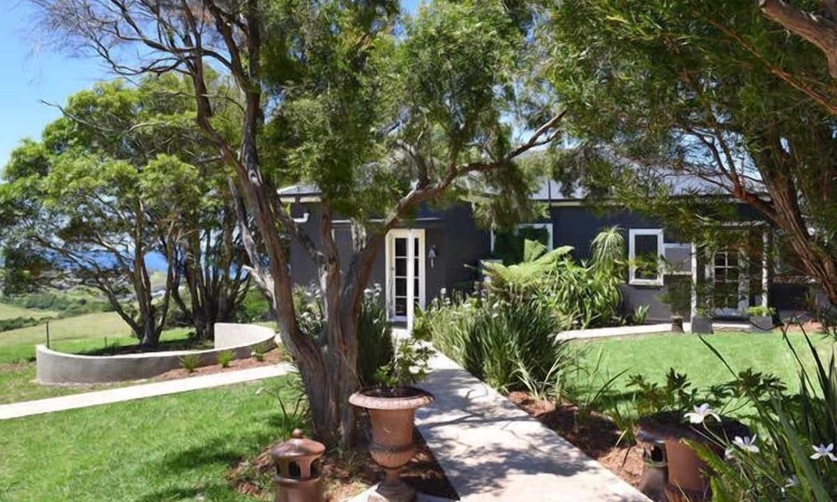 Kiama Heights Cottage | Farm on the Sea. Ocean Views. Whales. Unlike any other