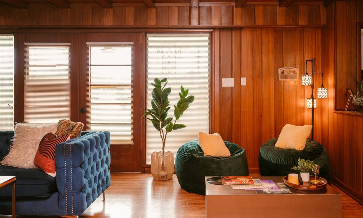 West Newton Apartment | Farm Ranch Huge Hot tub Retro Solar 15 Downtown