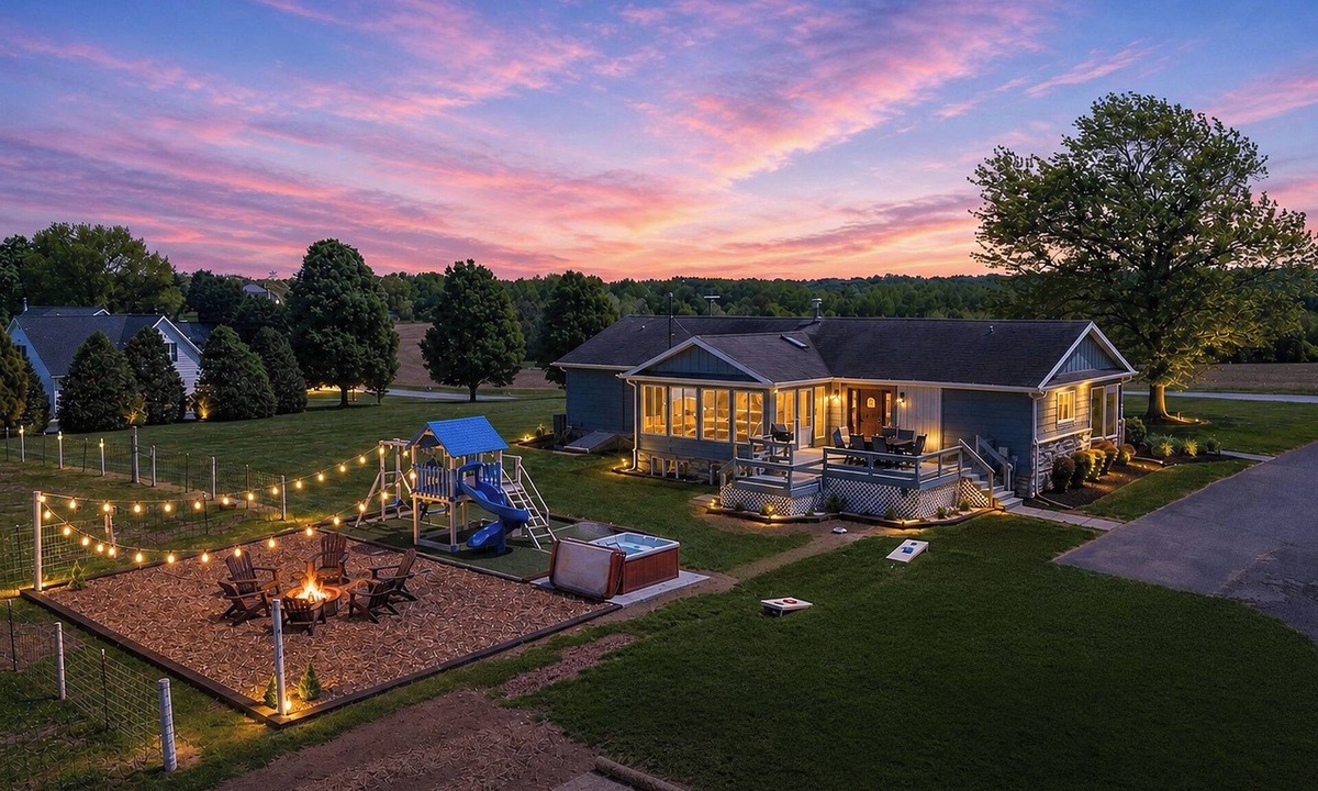 Earlville House | Farm with sheep - HotTub - Swing set - Pool Table
