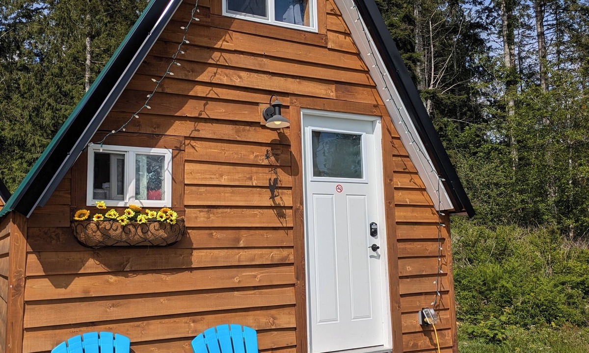 Brew Bay House | Farmhouse cabin on 33 acre farm