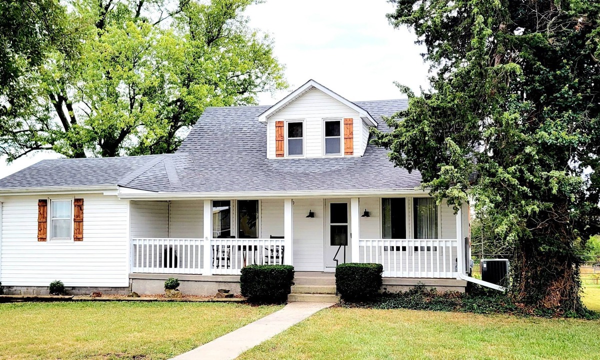 Johnson County House | Farmhome on 80 acres, Fire Pit, Close to UCM, Whiteman AFB, Kansas City, Pets OK