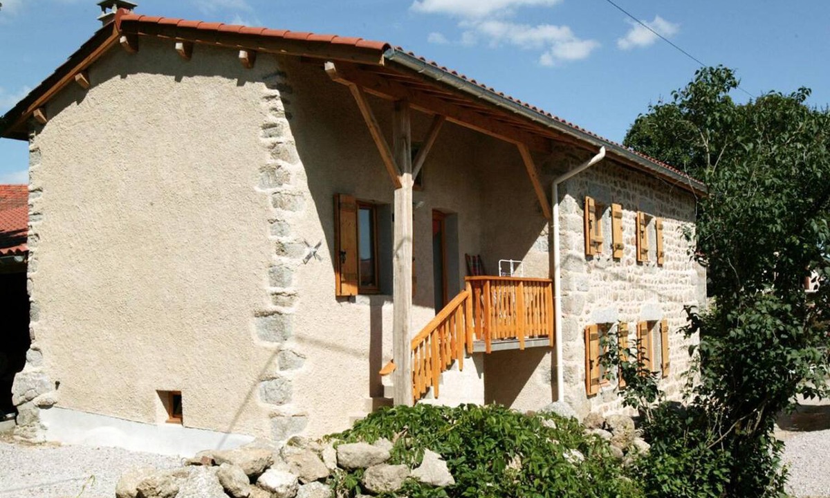 Saint-Julien-la-Vetre Cottage | Farmhouse in Auvergne, terrace, pets allowed