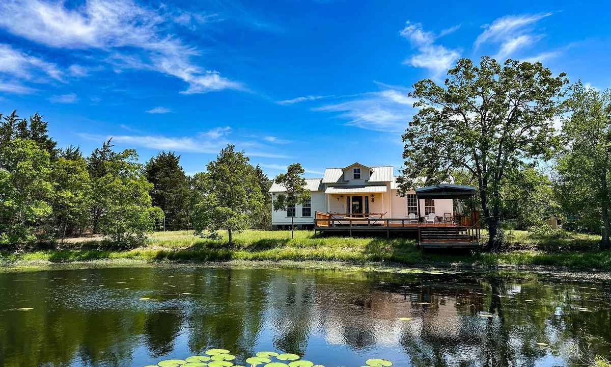 Ledbetter House | Farmhouse + Studio 15 Mins to Round Top