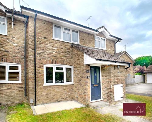 Rushmoor District House | Farnborough - Pets Welcome Parking