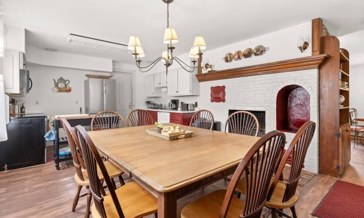 Epping Apartment | Federal on Exeter | Circa 1805 | Pet-Friendly