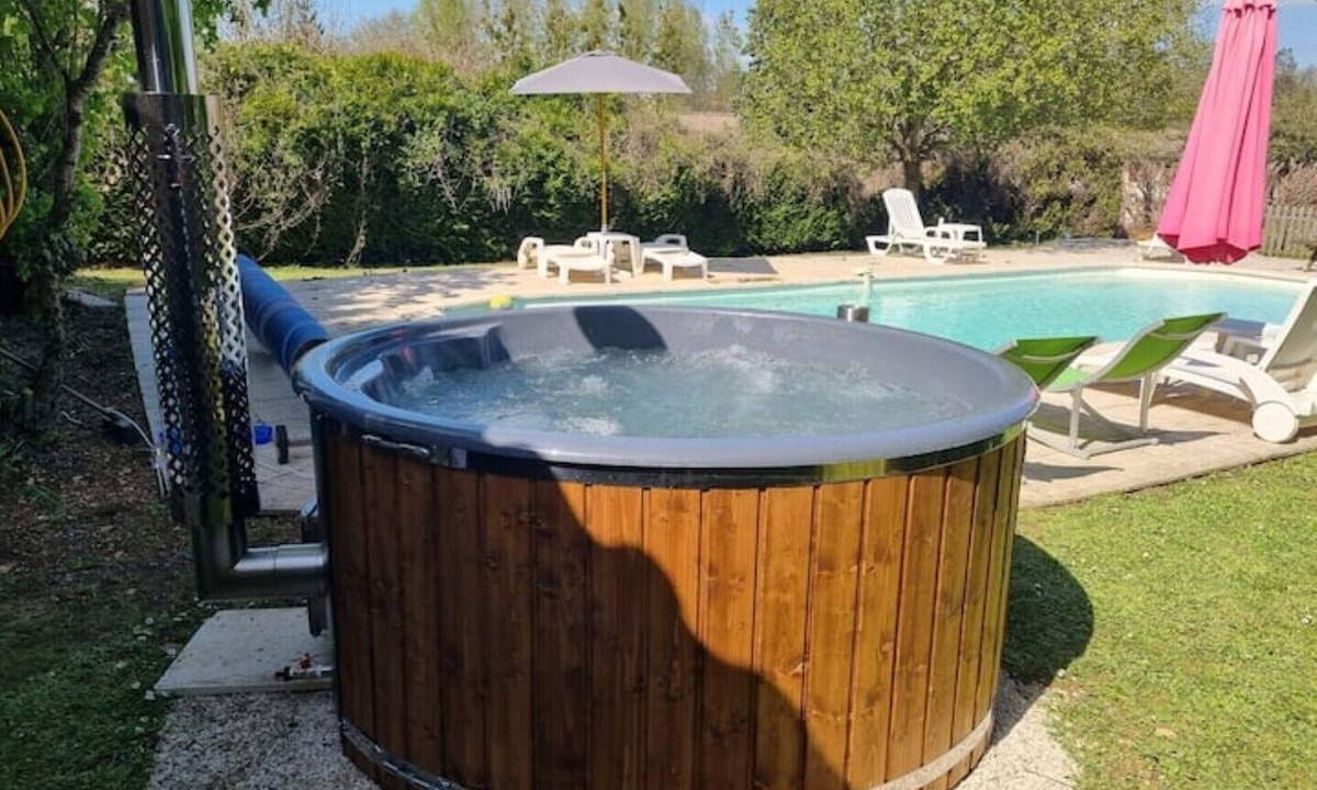 Paizay-le-Tort Cottage | 'Felicia' 2 Bedroom Family Gite with Shared Hot Tub & Swimming Pool