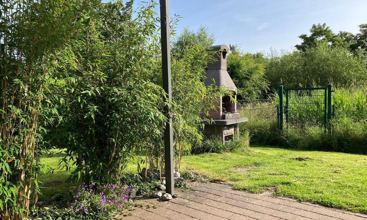Dorumer Neufeld House | fenced house with garden