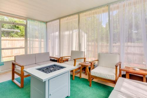 Navarre House | Fenced & Private Backyard: Navarre Retreat