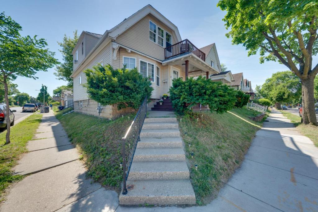 Milwaukee House | Fenced Yard! Spacious Home, 4 Mi to Dtwn Milwaukee