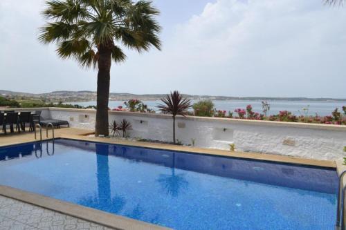 Cesme Villa | Fener burnunda Denize sıfır orjinaltaş malikane