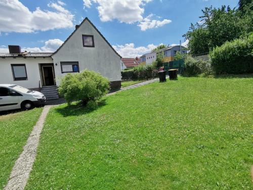 Kassel House | Ferienhaus Kassel Glockenbruchweg, Familien Resort mit 800qm umzäunten Garten, Grill Pavillon, Gratis Frühstück, Parkplätze, WiFi, so Privat wie zu Hause