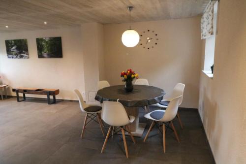 Edingen Apartment | Ferienwohnung Am Pfaffenderbach