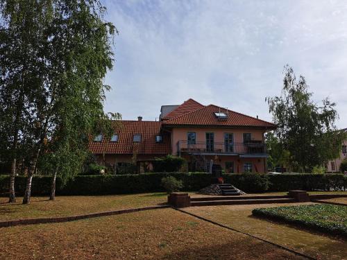 Oberhavel Apartment | Ferienwohnung Birkenwerder bei Berlin mit Terrasse und kleinem Garten