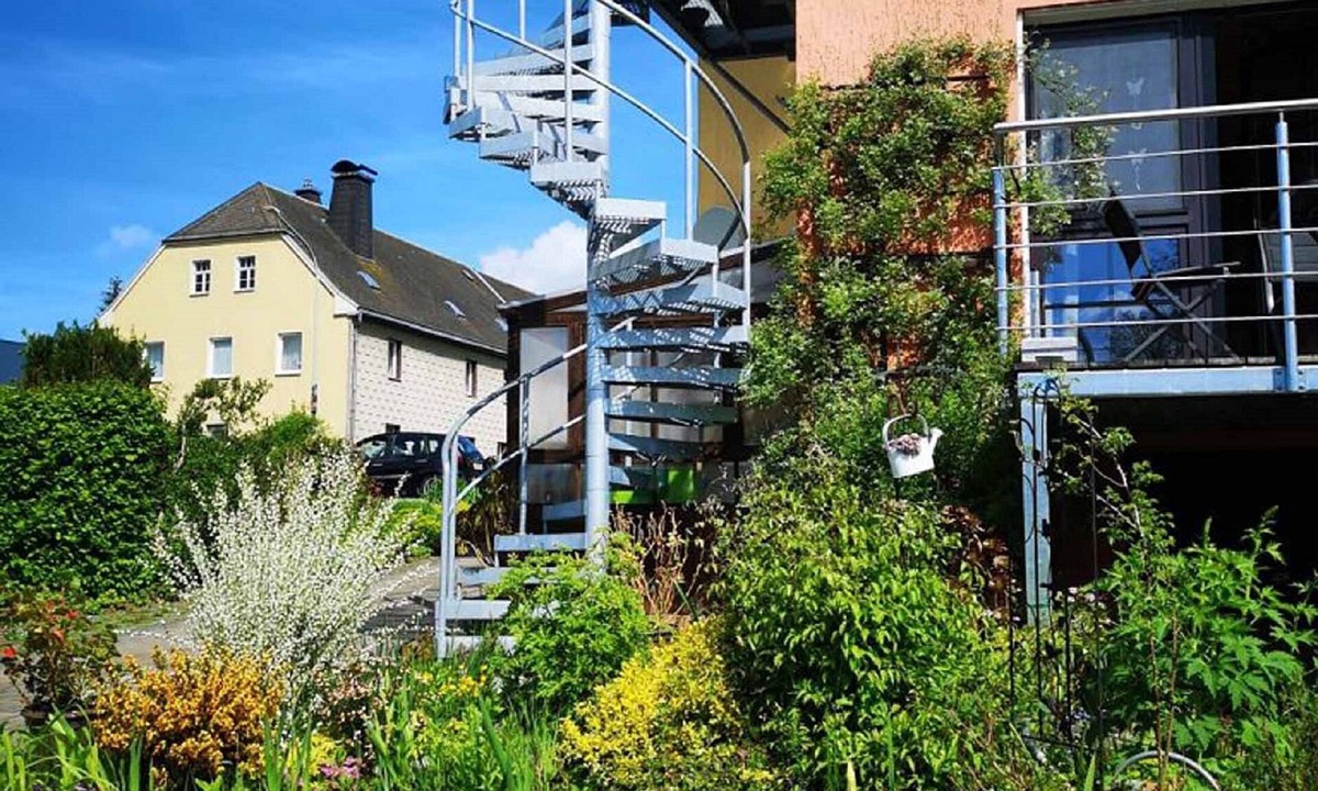 Kirchenlamitz Apartment | Ferienwohnung Blütentraum