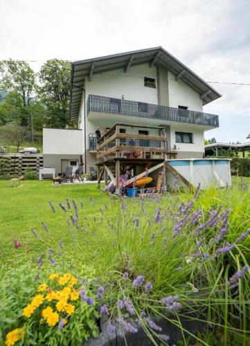 Huttendorf Apartment | Ferienwohnung mit Garten und Bergblick