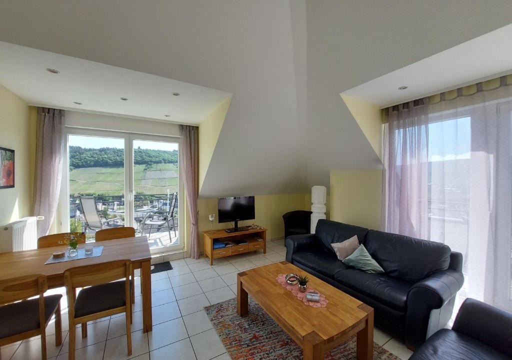 Lieser Apartment | Ferienwohnung Panoramablick - Waldrandnähe - Weitblick - Ostbalkon und Südloggia