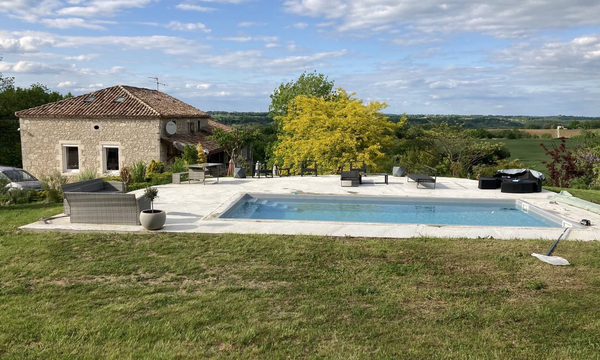 Monjoi House | Ferme Contemporaine Avec Piscine Chauffé en Pleine Campagne