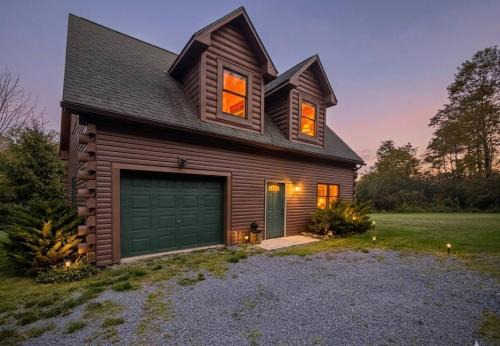 Accident House | Fernwood Secluded Deep Creek & Wisp Hot Tub