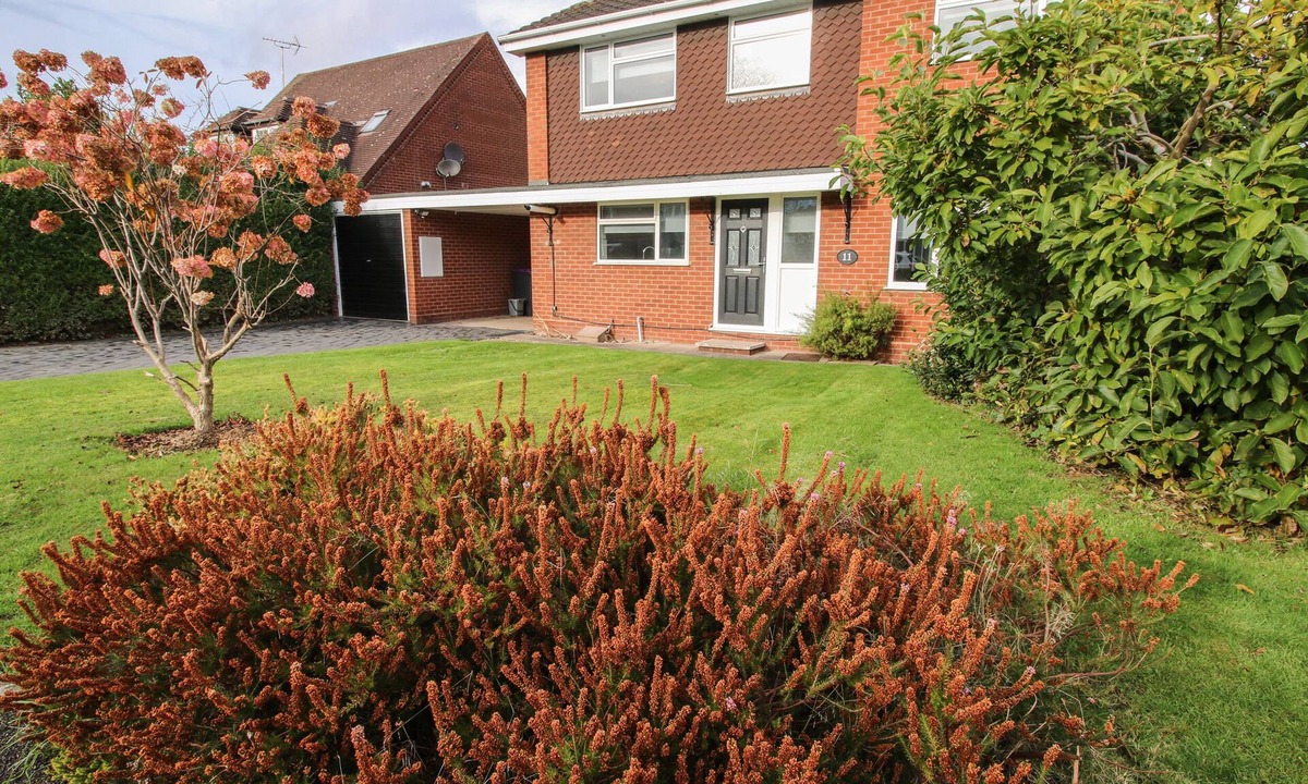 Edgmond House | FIELD VIEW, pet friendly, with a garden in Edgmond, Shropshire