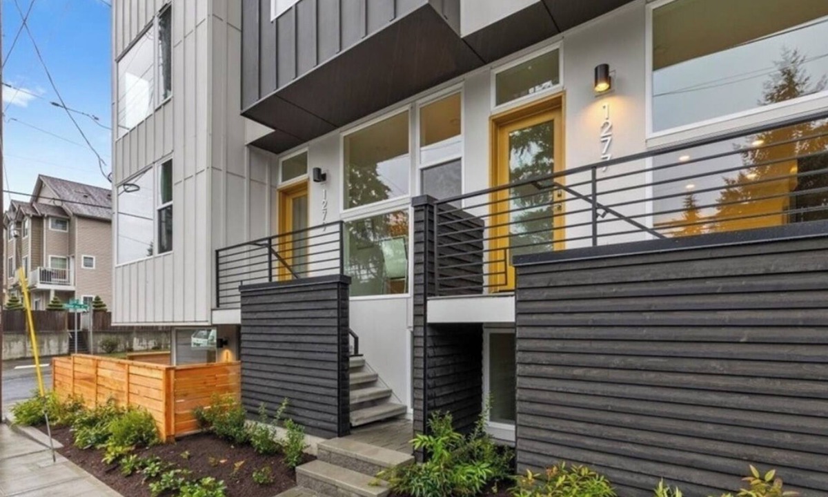 Haller Lake House | ⚽️FIFA Ready Marvelous 2.5-bedroom townhome close to LightRail. ⚽️ Entire Space ⚽️