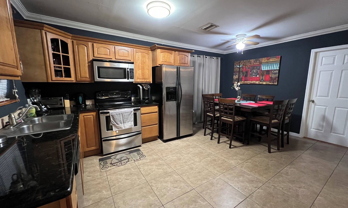 Highland Garden House | FIFA ready Nice 2-bedroom townhome with AC in lively Hollywood, Gated WIFI W/D