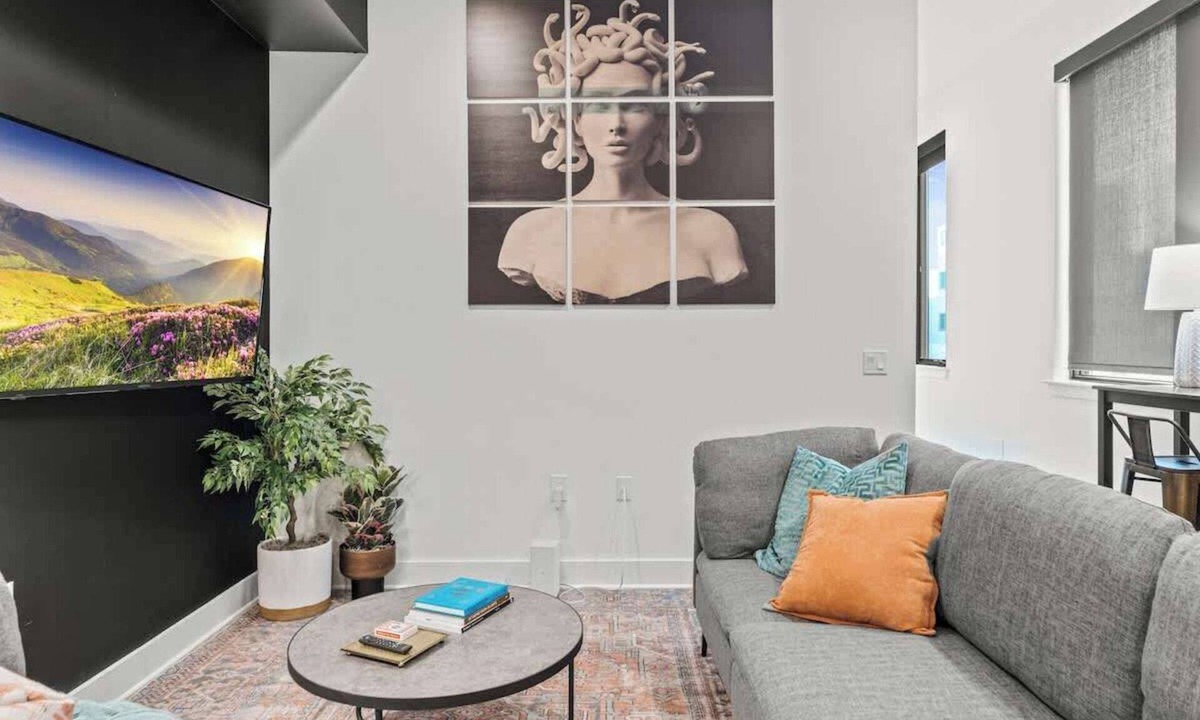 West Poplar Apartment | FIFA STAY King Bed | GYM | Free Parking | Rooftop