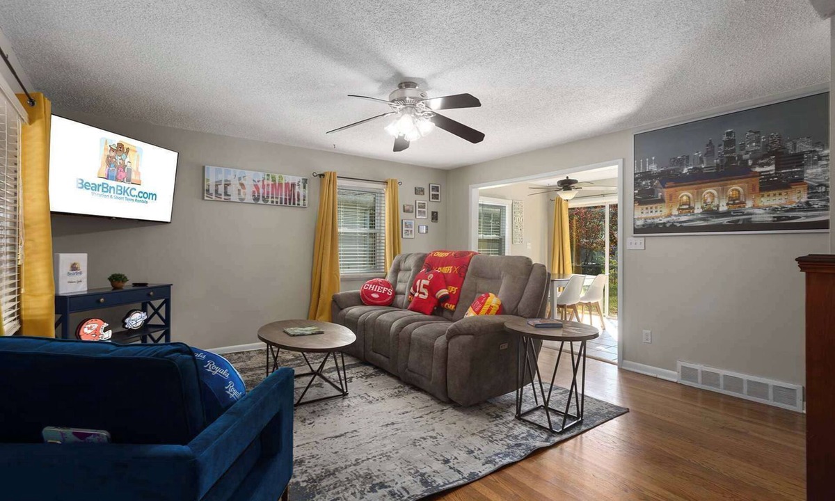 Lee's Summit House | FIFA WC READY! 4 KING beds, Sleeps 8 Fenced Pets