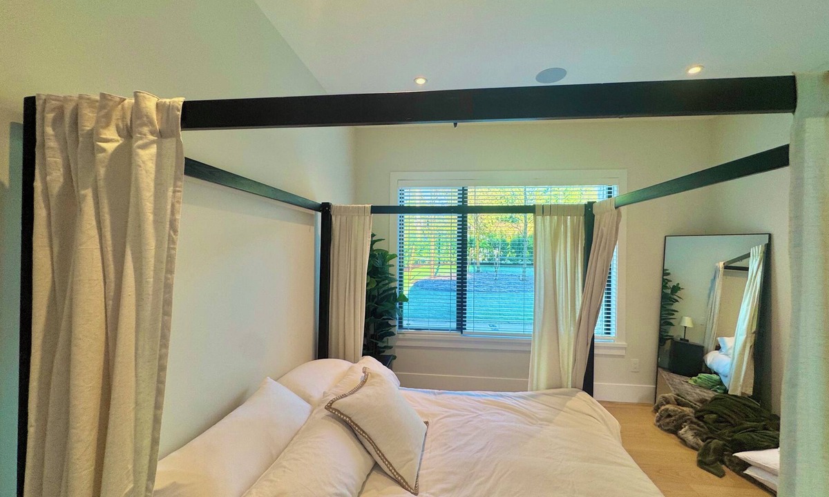 West Vancouver House | FIFA World Cup. Brand new 6 BD, 8 BA, Whiskey Room, Games room+ more