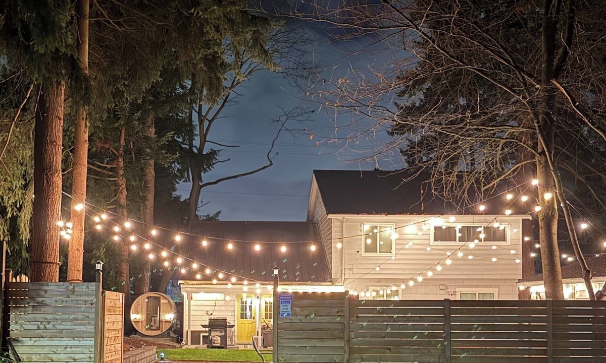Olympic Hills House | FIFA WORLD CUP/NW Lodge Seattle: Modern: Big Fenced Yard, AC, Sauna, 2 King Bed
