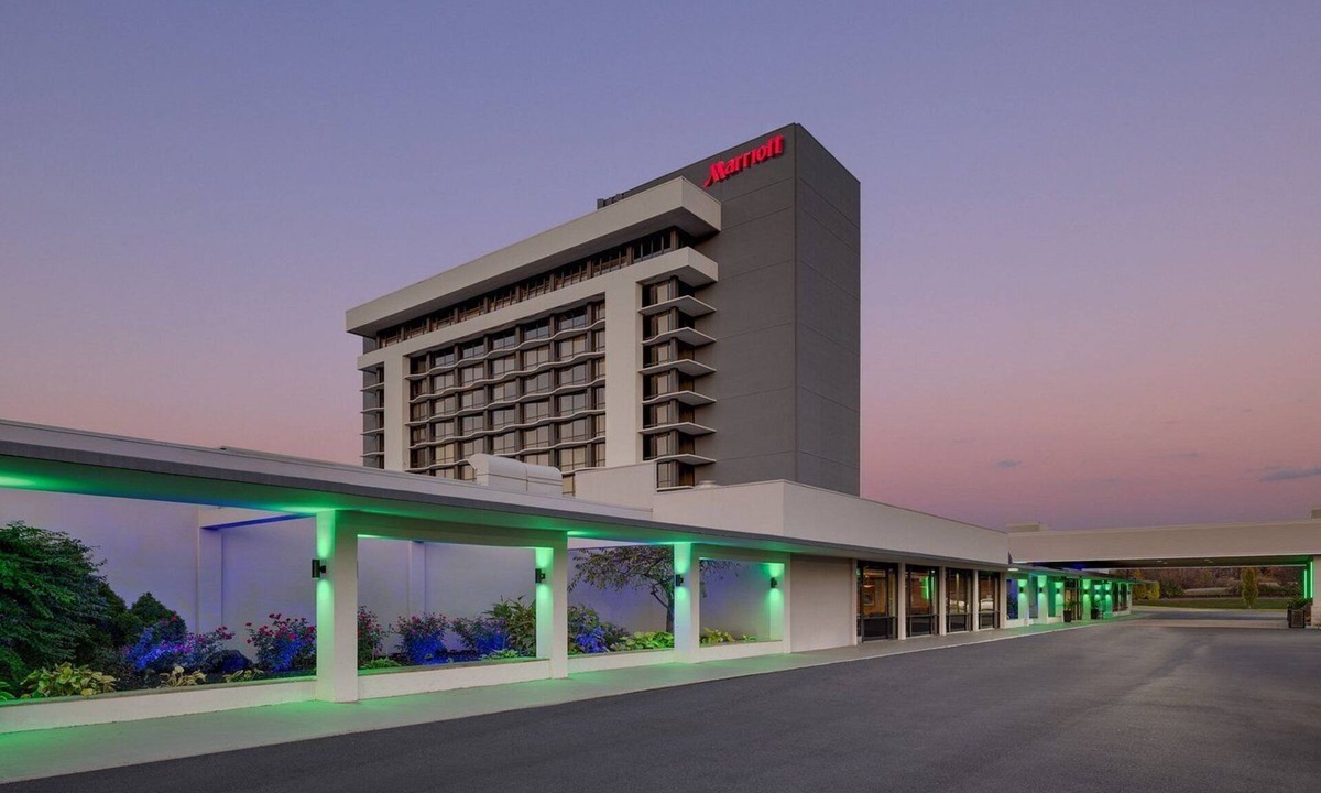 Saddle Brook Hotel | Major international sporting event Special - Sleek hotel room with king bed near Metlife Stadium