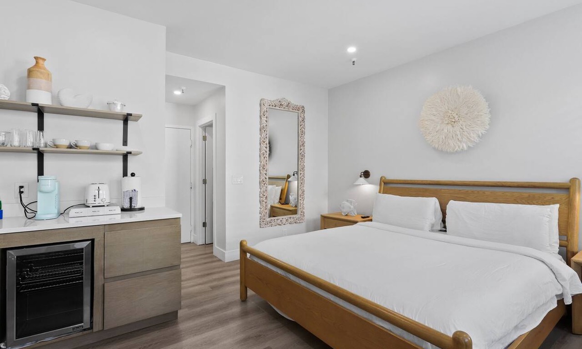 Palm Beach Condo | FIFAbyTRAIN/StepsToBeach&Dining/UrbanChicStudio