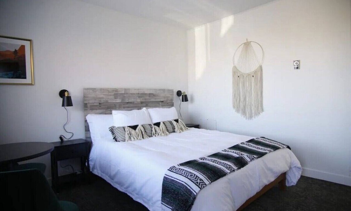 Fillmore Apartment | Fillmore Lodge: Bright Queen Room, Lowest Price!