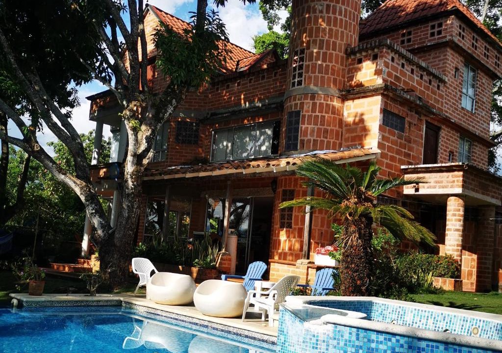 Sopetran House | Finca con forma de castillo y piscina en Sopetrán