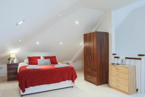 Finchley Church End Apartment | Finchley Central Spacious 3 bed triplex loft style apartment