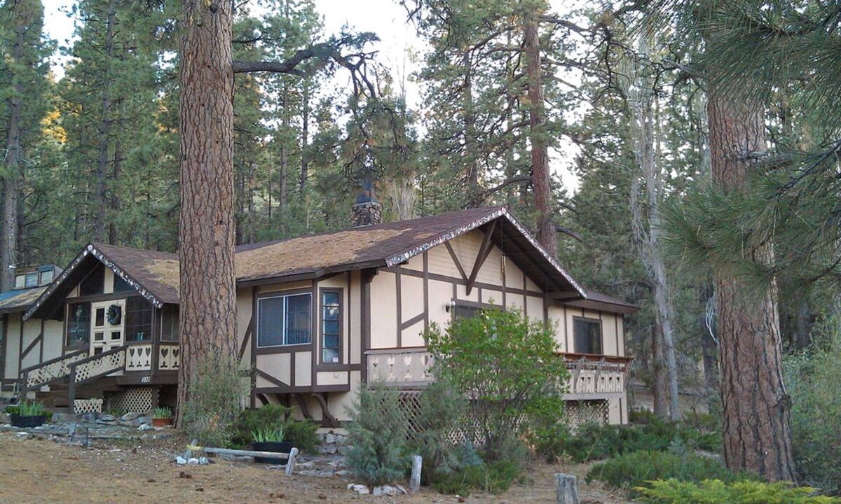 Woodlands House | FIND TRUE SECLUSION IN OUR PEACEFUL CHALET. 5 ACRES, TRAILS, TREES & SPA