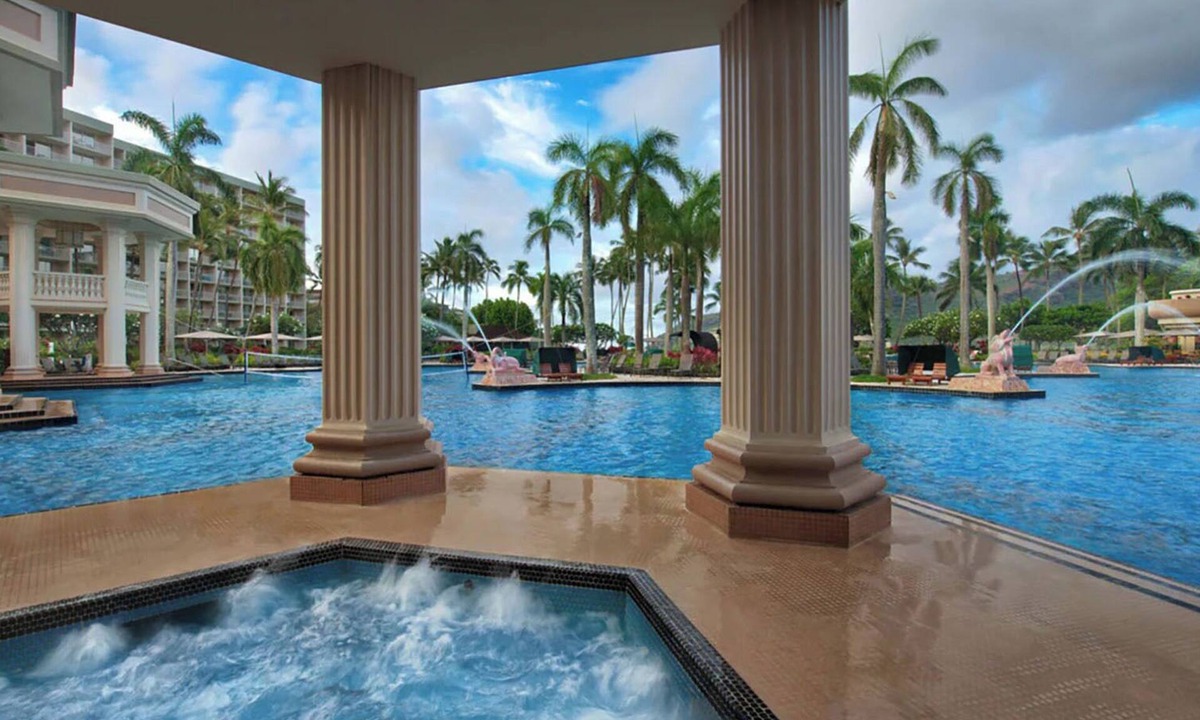 Lihue Resort | 𝐅𝐢𝐧𝐝𝐢𝐧𝐠 𝐌𝐞𝐢𝐥𝐢'𝐬 Luxury Beachfront Kaua‘i Club Resort + Amenities