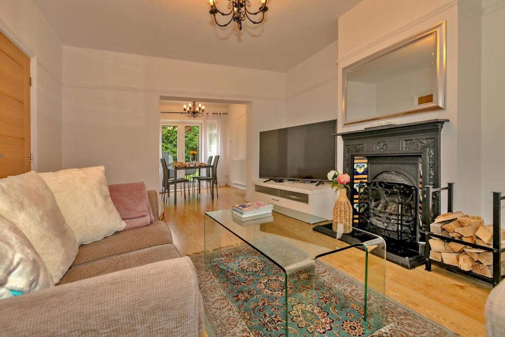 Solihull House | Finest Retreats - DeBarnes House