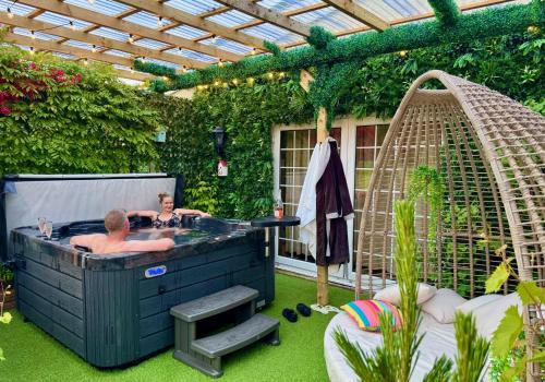 Glasgow House | FINN VILLAGE - Loch Lomond Villa - THE JUNGLE ROOM with a PRIVATE HOT TUB