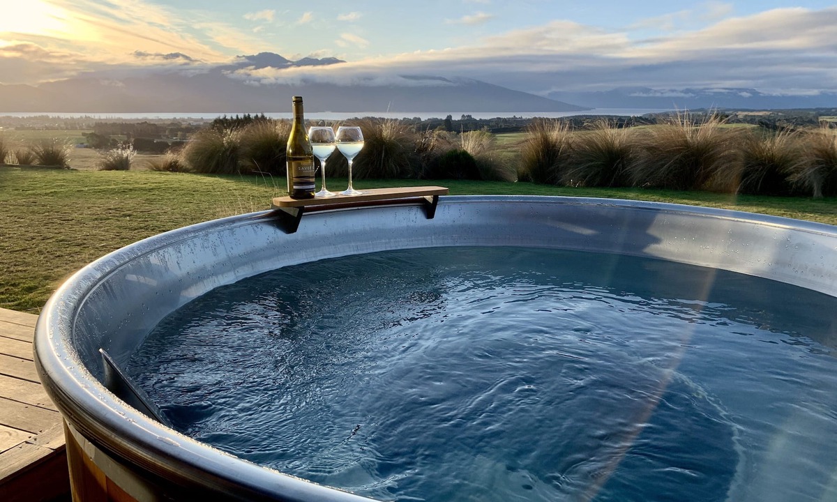 Te Anau House | Fiordland Eco-Retreat ☆ 5-Star Luxury ☆ Panoramic Views ☆ Hot Tub