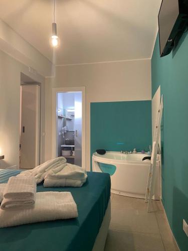Conversano Apartment | fiori catene tra le torri